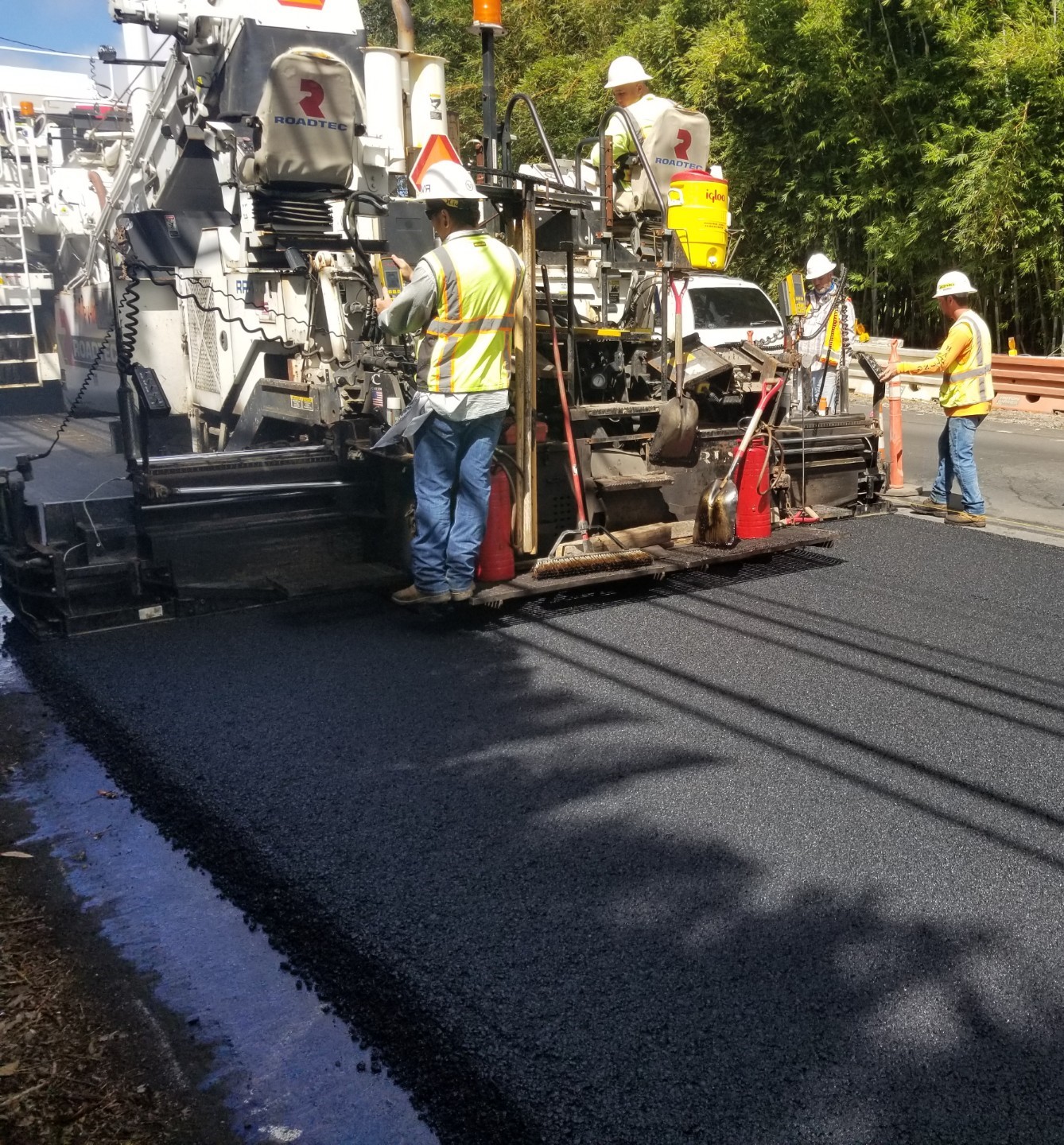 Mamalahoa road paving men working 10.2.2020